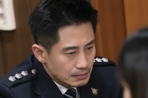 ‘나쁜형사’ 침통 신하균 VS 야비 박호산, 장례식장 포착 “긴장 팽팽”