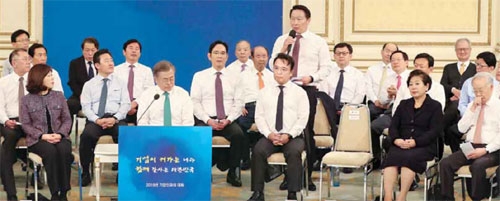 이재용 “삼성공장 와주십시오” 文 “대규모 투자하면 얼마든지요”