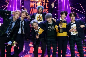 [포토] 방탄소년단, 서울가요대상 대상 수상 ‘개구쟁이 포즈’