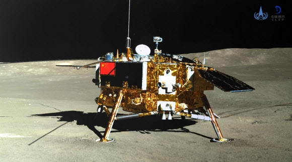 달 뒷면에 착륙해 있는 중국의 달 탐사선 ‘창어 4호’. 탐사선에서 분리된 탐사로봇 ‘위투 2호’가 촬영했다. 2019.1.15  중국 우주항천국