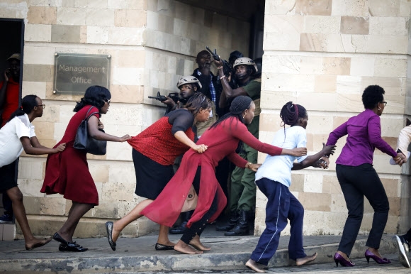 케냐 수도 한복판서 무장세력 테러… 최소 15명 사망