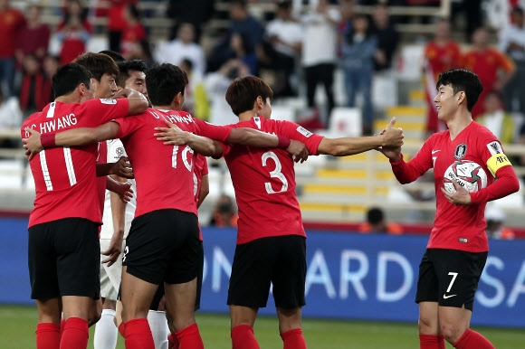 대한민국 축구대표팀 황의조가 16일 오후(현지시간) 아랍에미리트연합(UAE) 아부다비 알냐얀 스타디움에서 열린 2019 아시아축구연맹(AFC) 아시안컵 C조 조별리그 3차전 대한민국과 중국의 경기에서 페널티킥으로 선제골을 넣은 후 손흥민 등 동료들과 기쁨을 나누고 있다.  뉴스1