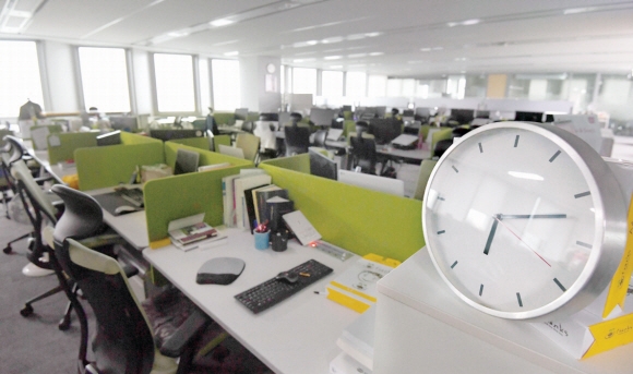직원들이 모두 퇴근해 텅 비어 있는 서울 시내 한 사무실의 모습.  서울신문 DB