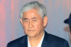 [포토] ‘굳은 표정’ 최경환, 항소심 선고 공판 출석