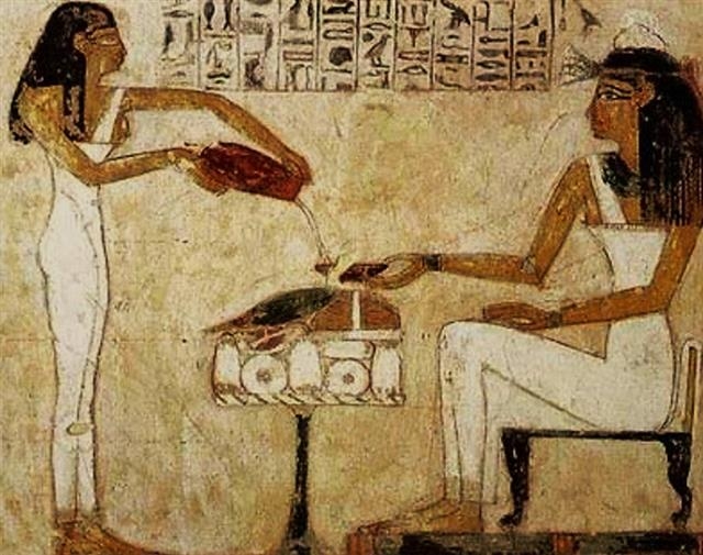 맥주를 따르고 있는 고대 이집트 여성들의 모습.