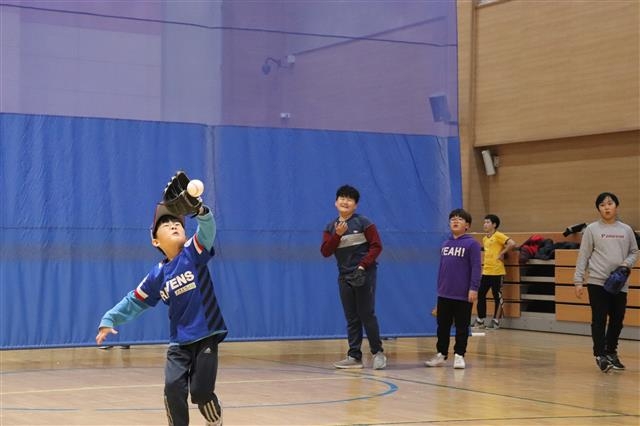 한 초등학생이 지난 14일 있었던 오산 스포츠클럽 취미반 야구 수업 도중 몸을 날려 공을 받아내고 있다. 한재희 기자 jh@seoul.co.kr