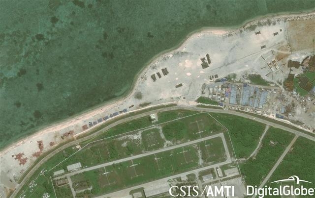 중국과 베트남이 영유권 분쟁 중인 남중국해 파라셀제도 우디섬. 미국 전략국제문제연구소(CSIS)의 ‘아시아 해양 투명성 이니셔티브’(AMTI)가 인공위성을 통해 찍은 파라셀제도 우디섬의 해안가를 따라 건설된 중국군의 새로운 군사시설 사진을 분석해 지난해 5월 12일 공개했다.  로이터 연합뉴스