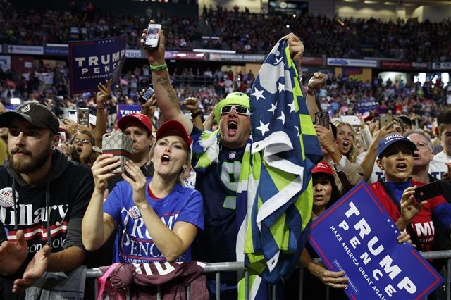 2016년 미국 워싱턴주 에버렛에서 열린 대선 유세에서 도널드 트럼프 지지자들이 환호하고 있다. AP 연합뉴스