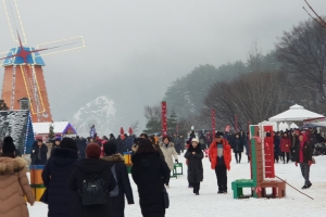 봉화 분천역 ‘산타마을’ 인기…개장 26일 만에 6만여명 다녀가