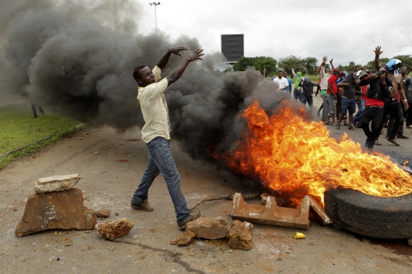 짐바브웨 정부의 갑작스러운 휘발유 등 연료 급등안에 반발한 시민들이 지난 15일(현지시간) 하라레에서 타이어에 불을 붙이고 극렬하게 저항하고 있다. 정부는 시위가 확산하는 것을 막으려고 인터넷 접속을 차단했다. 하라레 AP 연합뉴스 