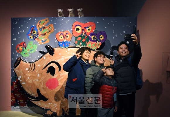 19일 서울 종로구 삼청로 경복궁 국립민속박물관에서 열리고 있는 ‘행복한 돼지 특별전’을 찾은 관람객들이 전시물을 둘러보며 기념촬영을 하고 있다. 2019.1.19. 이종원 선임기자 jongwon@seoul.co.kr