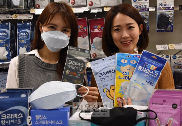 20일 서울 이마트 성수점에서 모델들이 마스크를 선보이고 있다. 이마트는 오는 30일까지 마스크 전 품목 2개 구매 시 10% 할인, 3개 구매 시 20% 할인 혜택을 제공한다.  2019.1.20. 이종원 선임기자 jongwon@seoul.co.kr