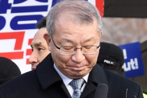 양승태의 운명… ‘V’표시 등 직접개입 물증이 구속 가를듯