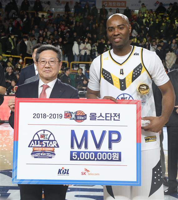 올스타전 최우수선수(MVP)를 수상한 마커스 랜드리(kt)가 이정대 한국농구연맹(KBL) 총재와 함께 포즈를 취하고 있다. 창원 뉴스1
