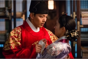 ‘왕이 된 남자’ 여진구-이세영, 서고 안 ‘심쿵’ 포옹 “로맨스 급물살”