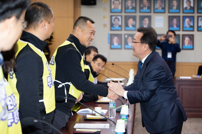 공무원노조와 인사하는 황서종 인사혁신처장