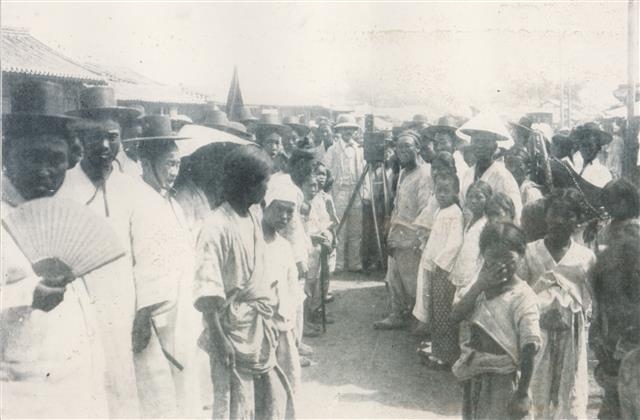 미국인 여행가 버턴 홈스와 그와 함께 한국에 머물렀던 영화 및 사진 전문가들이 촬영한 서울 풍경의 모습. 1901년경 한국을 여행했던 홈즈 일행은 성 안팎을 돌아다니며 사람들의 모습을 카메라에 담았다.  한국영상자료원 제공