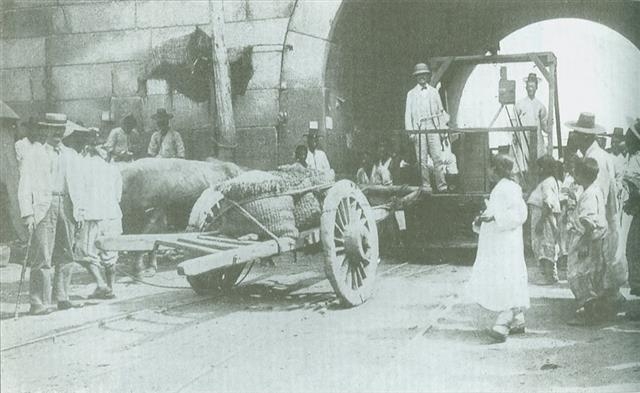 미국인 여행가 버턴 홈스와 그와 함께 한국에 머물렀던 영화 및 사진 전문가들이 촬영한 서울 풍경의 모습. 1901년경 한국을 여행했던 홈즈 일행은 성 안팎을 돌아다니며 사람들의 모습을 카메라에 담았다. 한국영상자료원 제공