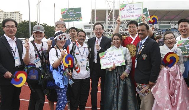 말레이시아를 방문해 아태마스터스대회 유치 활동을 펼치는 송하진(오른쪽 여섯번째) 전북지사.  전북도 제공