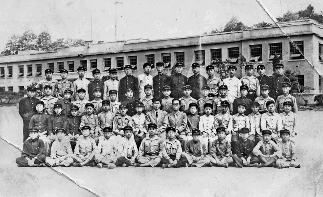 1950년 5월 10일 6년제 인천중학교 3학년 2반 단체 사진
