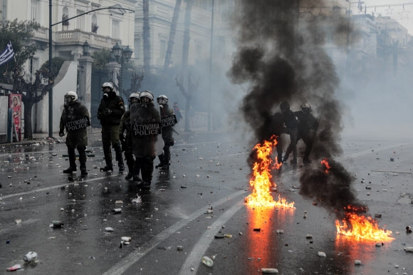 일부 그리스 시위대의 폭력 행위