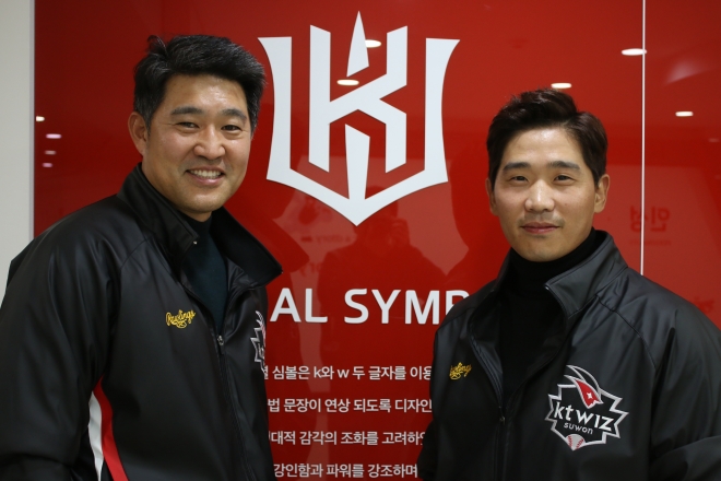KT와 재계약 체결한 박경수(오른쪽)