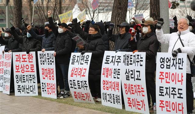 서울 중구 세운3구역 토지주연합 영세토지주들이 21일 서울시청 앞 광장에서 박원순 시장의 을지로 재개발 전면 재검토 발언에 대해 항의하고 있다.  뉴스1