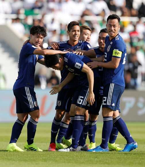 일본 축구대표팀 선수들이 21일 샤리자 스타디움에서 열린 사우디아라비아와의 AFC 아시안컵 16강전 전반 결승골의 주인공 도미야스 타케히로를 축하하고 있다. 샤르자 로이터 연합뉴스 
