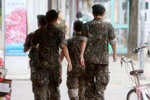 [밀리터리 인사이드] 폭염 무방비 ‘베레모’…올해도 넘길 건가요