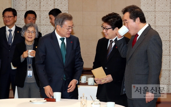 22일 문재인 대통령이 청와대에서 열린 국무회의에 앞서 참석자들과 의견을 나누고 있다. 2019. 1. 22  도준석 기자 pado@seoul.co.kr