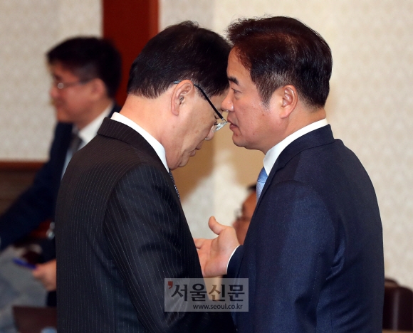 22일 문재인대통령이 참석한 가운데 청와대에서 열린 국무회의에 앞서 참석자들이 의견을 나누고 있다. 2019. 1. 22  도준석 기자 pado@seoul.co.kr