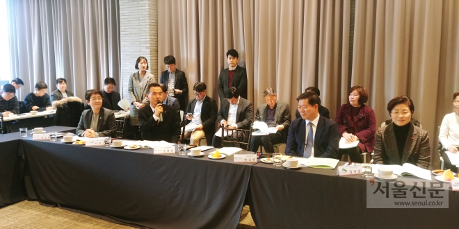이항진(앞줄 왼쪽 2번째) 시장이 지난 19일‘에너지정책 전환을 위한 지방정부협의회’2기 출범식에 참석해 재생에너지 관련 여주시 정책 방향을 설명하고 있다. 2019.01.22. 여주시청 제공