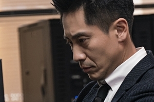 ‘나쁜형사’ 신하균 VS 이설, 수사-취재에 초집중 모드 “프로페셔널 매력”
