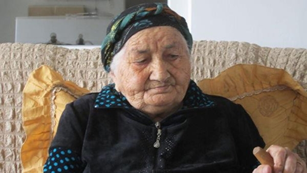 지난 21일(현지시간) 러시아 캅카스에서 사망한 나누 샤오바 할머니. 러시아는 사망 당시 128세로 세계 최고령자라고 주장했다.   리아노보스티통신 연합뉴스