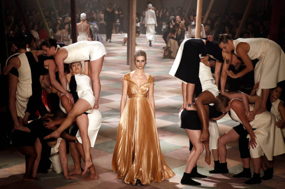 21일(현지시간) 프랑스 파리에서 명품 브랜드 ‘디올’의 2019 봄/여름 오트쿠튀르 컬렉션 패션쇼가 펼쳐지고 있다.<br>AFP 연합뉴스