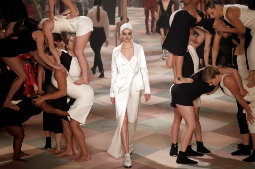 21일(현지시간) 프랑스 파리에서 명품 브랜드 ‘디올’의 2019 봄/여름 오트쿠튀르 컬렉션 패션쇼가 펼쳐지고 있다.<br>AFP 연합뉴스