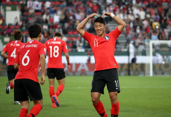 22일 오후(현지시간) 아랍에미리트 두바이 라시드 스타디움에서 열린 2019 아시아축구연맹(AFC) 아시안컵 한국과 바레인의 16강전에서 황희찬이 선제골을 넣은 뒤 세리머니를 하고 있다. 연합뉴스