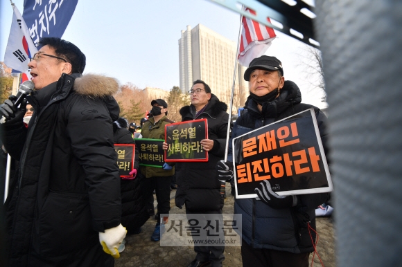 양승태 전 대법원장에 대한 영장실질심사일인 23일 서울 서초구 법원 앞에서 보수단체 회원들이 정권을 규탄하는 집회를 열고 있다. 2019.1.23  박지환 기자 popocar@seoul.co.kr