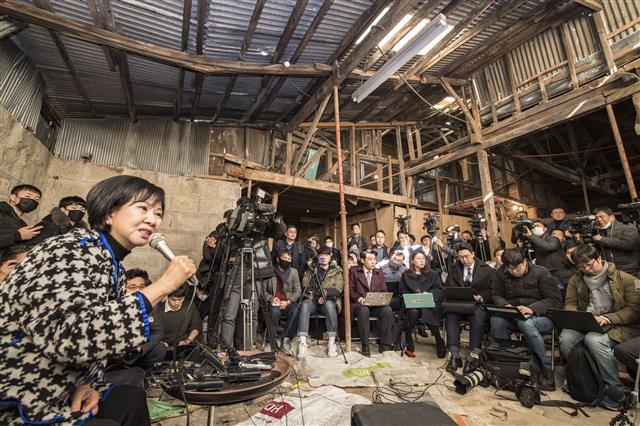 전남 목포 근대역사문화공간 내 부동산 투기 의혹을 받고 있는 무소속 손혜원 의원이 23일 나전칠기박물관 설립을 위해 목포에서 사들인 폐가에서 해명 기자회견을 하고 있다. 목포 뉴스1