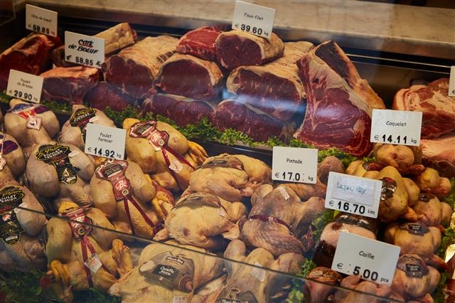 우고 드누아이에에서 판매하는 고기와 육가공품.