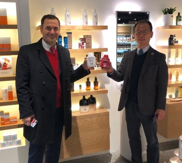 ㈜비옥신코리아(대표 한동수)는 유럽자연주의 헤어케어 전문 브랜드 ‘비옥신(BIOXSINE)’의 비오타랩 CEO 시핫뒨다가 직접 방한하여 한국을 거점으로 일본과 중국 시장을 공략하기 위해 전략적인 합의를 했다고 밝혔다.