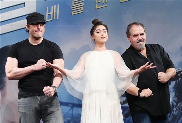 영화 ‘알리타: 배틀 엔젤’을 연출한 로버트 로드리게즈(왼쪽부터) 감독, 배우 로사 살라자르, 존 랜도 프로듀서가 24일 서울 여의도 콘래드 서울 호텔에서 열린 내한 기자간담회서 포즈를 취하고 있다.  뉴스1