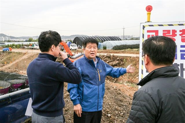 박 구청장이 서운일반산업단지 공사현장을 방문해 차질 없는 조성을 당부하고 있다.  계양구 제공