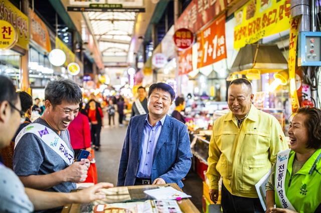 박 구청장이 계산시장을 찾아 상인들과 전통시장 활성화 방안을 논의하고 있다.  계양구 제공