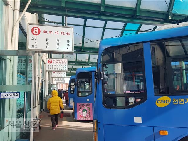 지난달 11일 인천 강화터미널에서 승객들이 탈 버스를 찾고 있다.  사진 김주연 기자 justina@seoul.co.kr