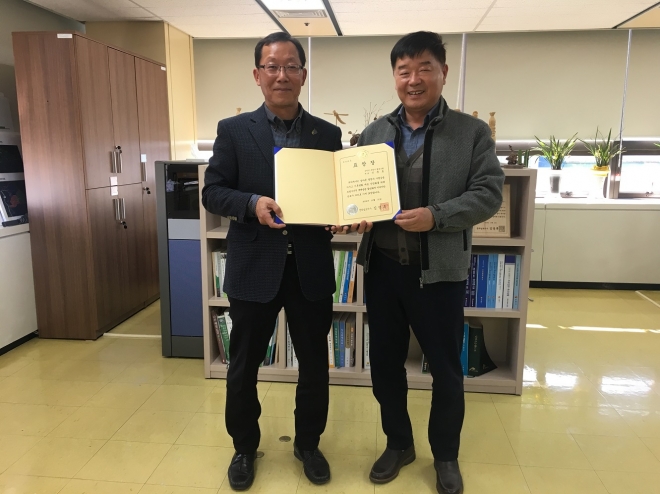 서규원(왼쪽) 순천시 산림과장과 신춘호 순천만모링가협동조합 이사장