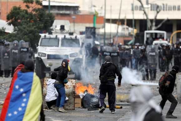대치하고 있는 反마두로 시위대와 진압경찰