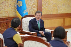 ‘방콕 대통령’ 주장에 청와대 “통계 왜곡한 가짜뉴스” 반박