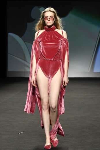 24일(현지시간) 스페인 마드리드에서 열린 마드리드 패션위크에서 패션브랜드 ‘Cherry Massia’의 의상을 입은 모델이 런웨이를 걷고 있다.<br>EPA 연합뉴스