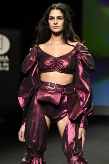 24일(현지시간) 스페인 마드리드에서 열린 마드리드 패션위크에서 패션브랜드 ‘Cherry Massia’의 의상을 입은 모델이 런웨이를 걷고 있다.<br>EPA 연합뉴스